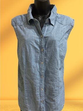 Sleeveless Chambray Button-Front Top - Light Blue